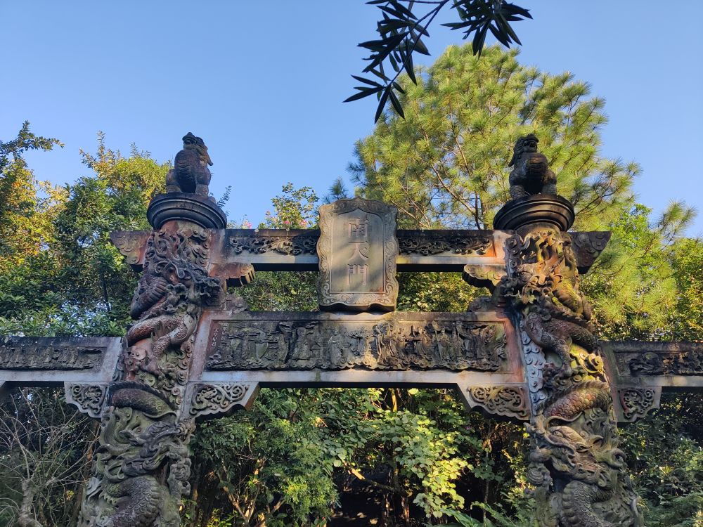 如果你想去玉蟾宫,出发前不妨看看这份出行攻略 如果你是自驾前往: 1