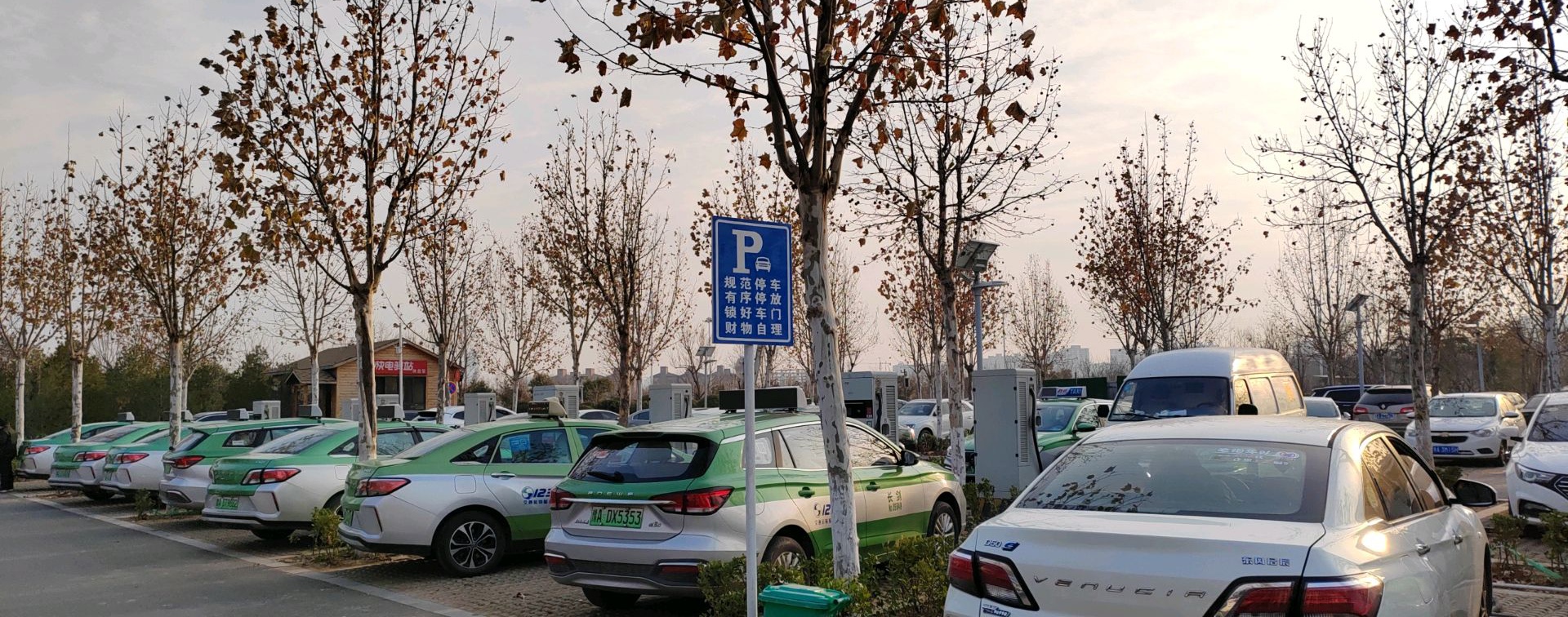 可以选择以下停车场: 1 郑州国家森林公园-p1地上停车场 亮点