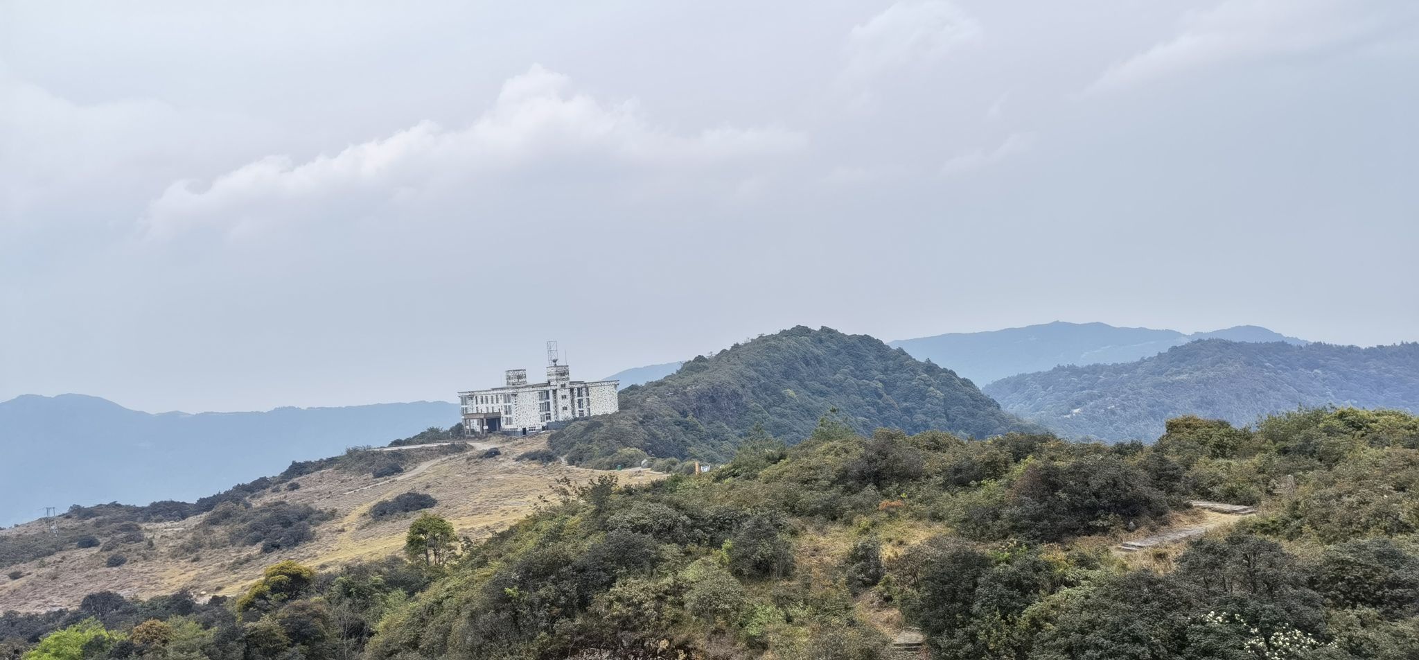 来磨盘山国家级森林公园!这里有茂密的森林,清新的空气和美丽的风景