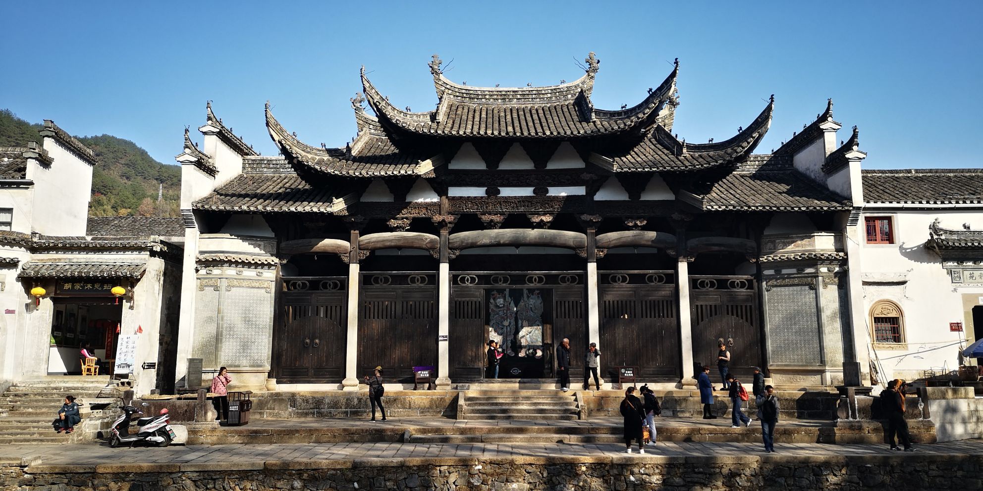 如果你想去龙川景区-西南门地上停车场,出发前不妨看看这份出行攻略