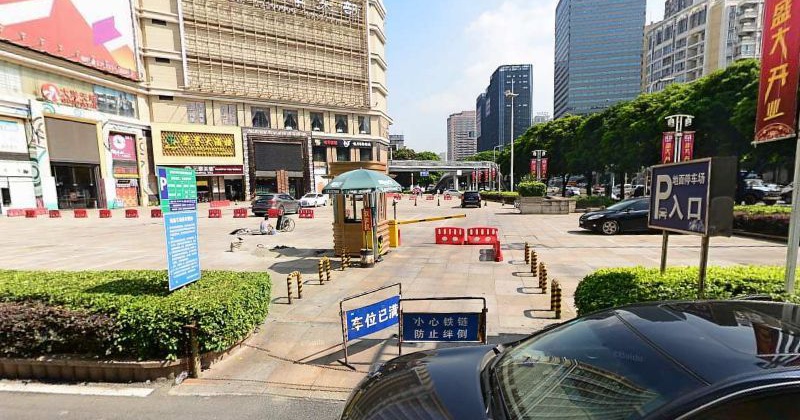 自驾停车指南: 1 正大广场-地上停车场 费用:3小时内10元,3小时好每
